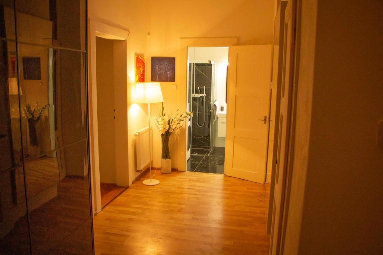 Double King Size Sunny Suite In Castle Area Prague Exterior photo